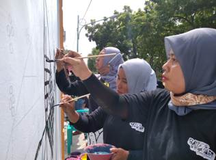 Pengrajin Batik Tulis Sumurgung, Tuban Tampilkan Motif klasik Dalam Batik Tuban Mural Festival 2021 